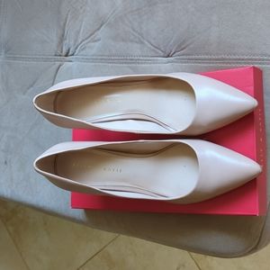 Elegant pumps